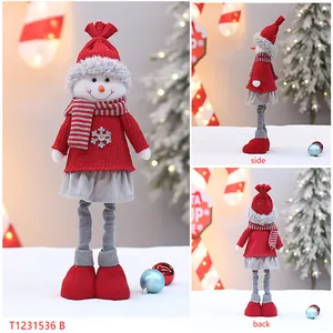 Viste dettagliate frontale, laterale e posteriore di un pupazzo di neve in maglia rossa.