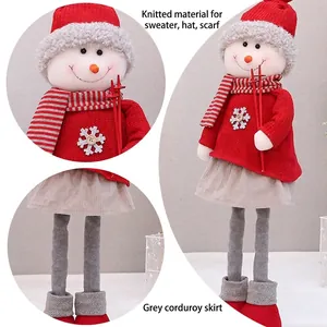 Nahaufnahme einer Weihnachts-Schneemann-Stoffpuppe mit rotem Strickpullover und Rock