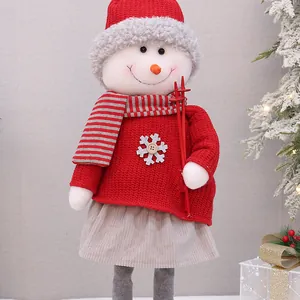 Dettaglio di un pupazzo di neve di Natale in peluche con maglione rosso a maglia.