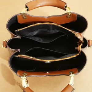 Detailed internal view of the large capacity tote bag with three compartments and zipper