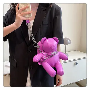 Detailansicht einer violetten Umhängetasche in Bärenform mit einer silbernen Kette