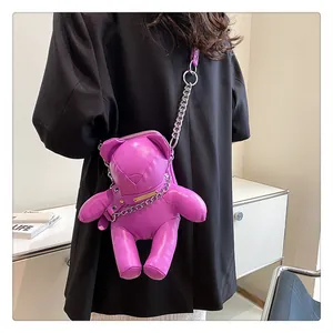 Detailansicht der violetten Teddybär-Umhängetasche mit Kette am Modell getragen
