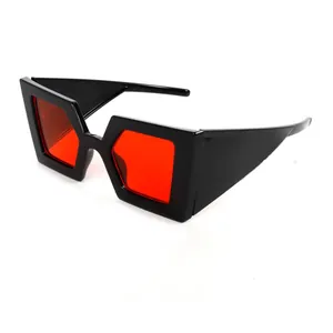 Modische Polygon Sonnenbrille mit schwarzem Rahmen und roten Gläsern für Damen
