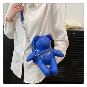 Detailansicht einer blauen Umhängetasche in Bärenform mit einer silbernen Kette.