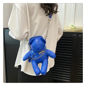 Rückansicht einer blauen Teddybären-Umhängetasche aus Leder mit eleganter Silberkette