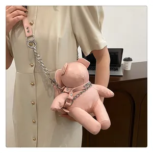 Nahaufnahme der rosa Umhängetasche in Teddybärenform mit einer schicken Metallkette