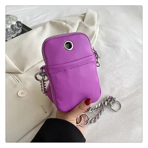 Nahaufnahme der lila Crossbody-Handytasche mit grober silberner Kette und Metallöse