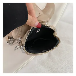 Detailansicht des schwarzen Innenfutters und der Tasche der beigen Bären-Handytasche