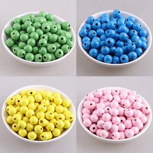 Vista dettagliata a quattro pannelli di perle tonde di legno macaron colorate per gioielli DIY