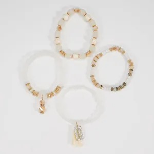Vista dettagliata del set di 4 braccialetti di perline stile boho in tonalità crema e oro