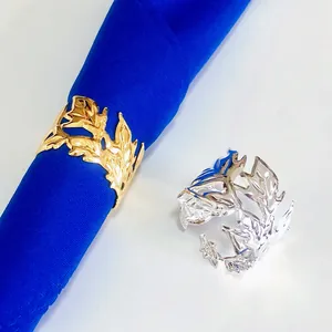 Dettaglio di portatovaglioli in metallo a forma di foglia in oro e argento placcato