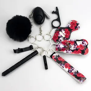Detalle del set de llavero de autodefensa de 10 piezas con fundas de calaveras y flores