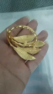 Goldener Serviettenring in Blattform, detailgetreue Metalloberfläche für Tischdeko