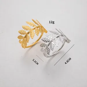 Vue détaillée et dimensions des ronds de serviette en forme de feuille or et argent