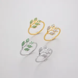 Detailansicht von blattförmigen Serviettenringen mit Strass in Gold und Silber