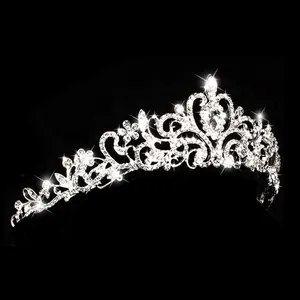 Elegante Brautkrone mit funkelnden Strasssteinen auf schwarzem Hintergrund
