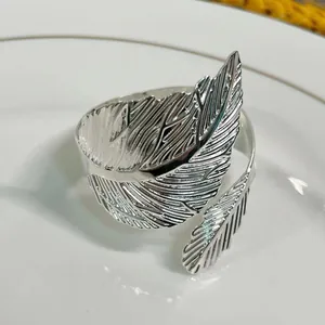 Dettaglio di un portatovagliolo a foglia d'argento con venature incise molto dettagliate
