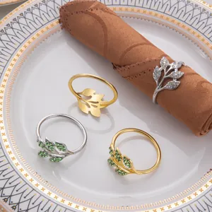Detail von eleganten blattförmigen Metall-Serviettenringen mit Strass für Tische