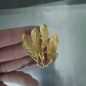 Eleganter goldener Serviettenring in Blattform für gehobene Hotel- und Tischdekoration