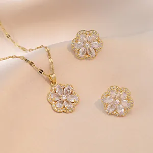 Detailaufnahme eines eleganten Blumenschmucksets mit Vergoldung und klaren Kristallen.