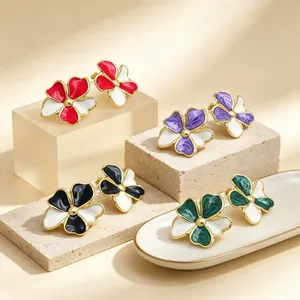 Elegante Kollektion farbenfroher Emaille-Blumenohrstecker auf minimalistischen Steinblöcken
