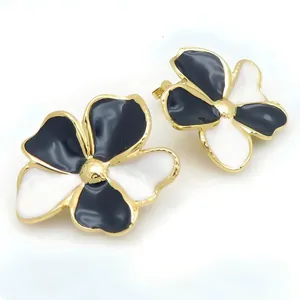 Französische Emaille-Blumenohrstecker in Schwarz-Weiß-Farbblockierung.