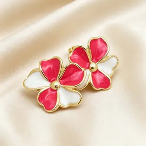 Detailansicht der rot-weißen Emaille-Blumenohrstecker mit einer eleganten Vergoldung