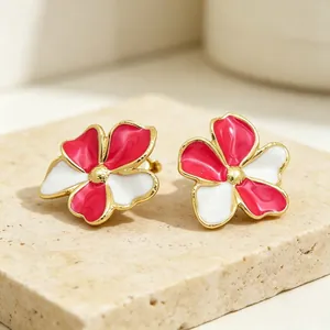 Nahaufnahme eleganter Retro-Emaille-Blumenohrstecker in edlem Rot-Weiß-Kontrast