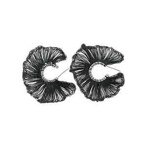 Elegantes pendientes de aro negros con encaje de punto en forma de C y pasadores de plata
