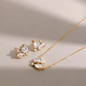 Detalle del conjunto de joyas de circonita corazón en acero bañado en oro 18k.