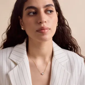 Primer plano de un conjunto de collar y pendientes de corazón de circón bañado en oro 18k