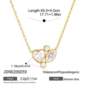 Detalle de un collar de acero inoxidable chapado en oro de 18k con circonitas de corazón.