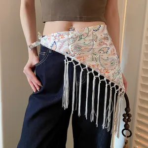 Μποέμ κασκόλ μέσης με τύπωμα paisley και μακριά λευκά κρόσσια για κομψό layering.