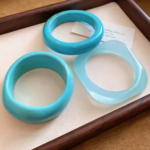 Detailansicht eines blauen Harz-Armreifen-Sets mit geometrischen Designs