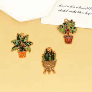 Vue détaillée de trois breloques en émail de plantes avec le texte Crazy Plant Lady.