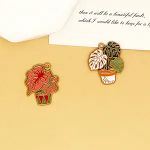 Vue détaillée des pendentifs plantes en émail métallique de style forêt pour DIY
