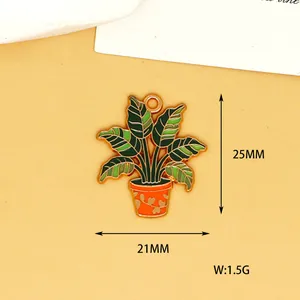 Détail montrant les dimensions de 25x21 mm de ce pendentif en émail plante verte.