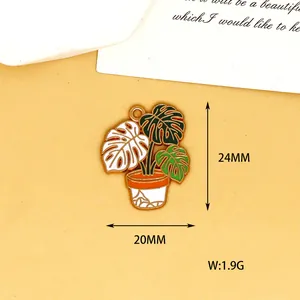 Pendentif émaillé de monstera en pot, dimensions 24 mm de haut et 20 mm de large
