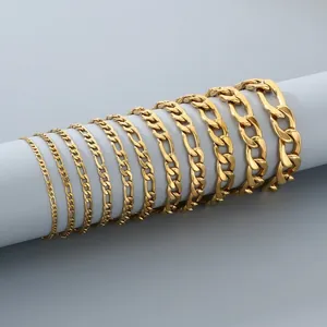 Vue détaillée de bracelets gourmettes Figaro et NK en acier inoxydable doré de largeurs variées.