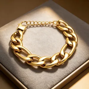 Gros plan d'un bracelet gourmette Figaro en or de haute qualité sur présentoir à bijoux