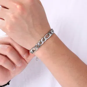 Vue macro détaillée d'un bracelet à maillons Figaro en acier inoxydable sur le poignet