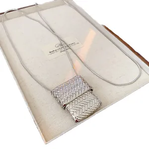 Elegante collana a maglia lunga con doppio ciondolo quadrato a trama intrecciata