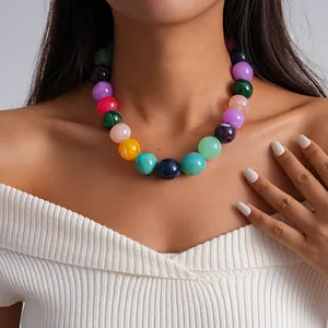 Detalle del collar de cuentas de acrílico jaspeado de colores en el cuello