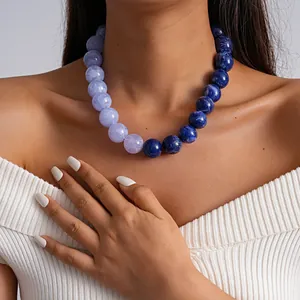 Primer plano de collar de cuentas de acrílico marbreado azul y morado en modelo
