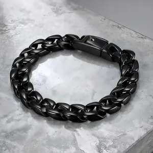 Primer plano detallado de una pulsera de cadena cubana negra para hombre en acero inoxidable.