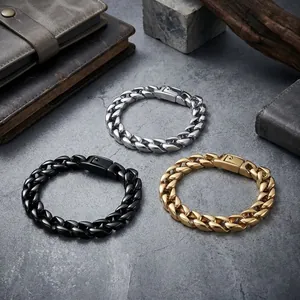 Primer plano de pulseras de cadena cubana para hombre en acero, plata, oro y negro.