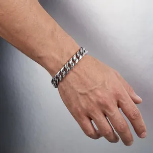 Primer plano de una pulsera de eslabones cubanos de acero inoxidable para hombre
