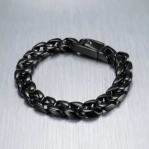 Primer plano de una pulsera cubana negra para hombre de acero inoxidable con cierre