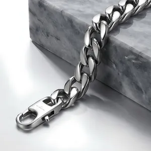 Dettaglio macro della chiusura e delle maglie del bracciale Cuban link da 11 mm da uomo.