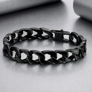 Dettaglio di un elegante bracciale a catena cubana nera lucida da 11 mm per uomo